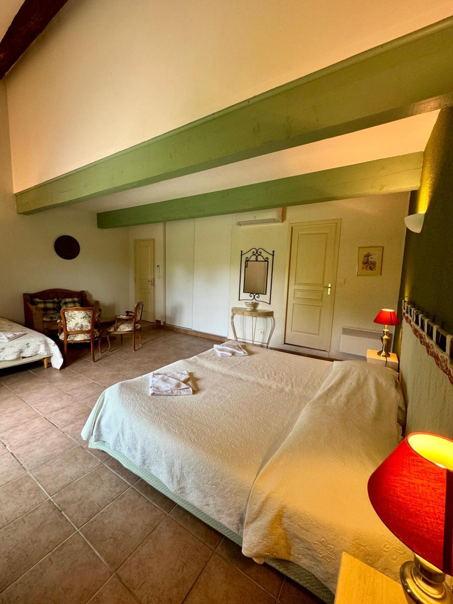 Mas Du Grand Peloux Hotel Port-Saint-Louis-du-Rhone Bilik gambar